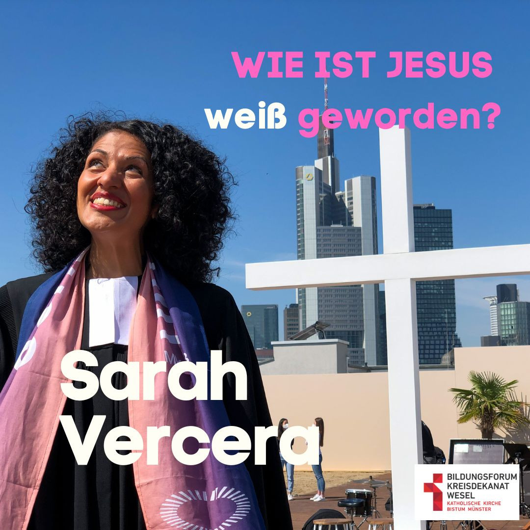 Sarah Vercera neben einem weißen Kreuz vor einer Skyline mit Hochhäusern.