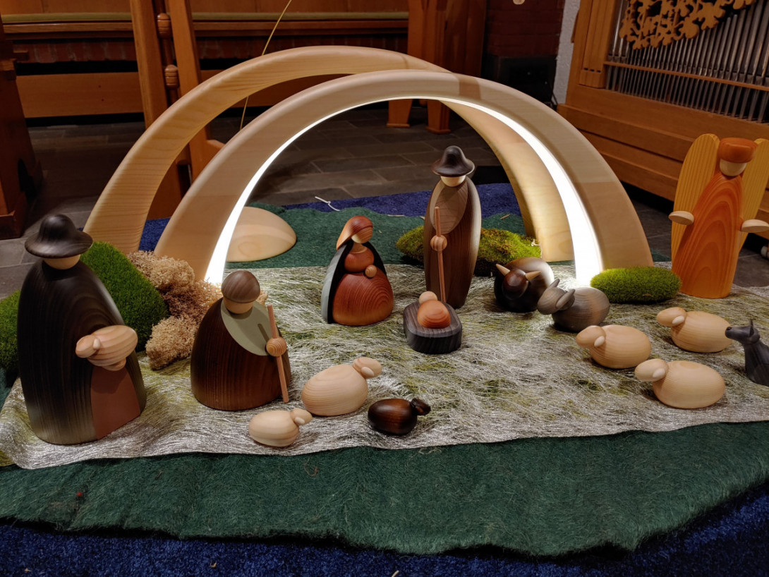 Kleine Krippe im Altarraum der Kirche