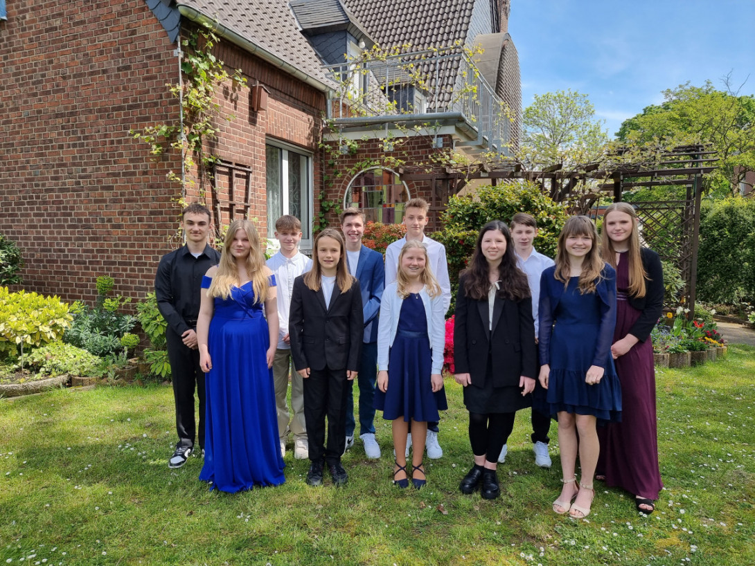 Gruppenfoto der Konfirmanden 2023 nach der Konfirmation