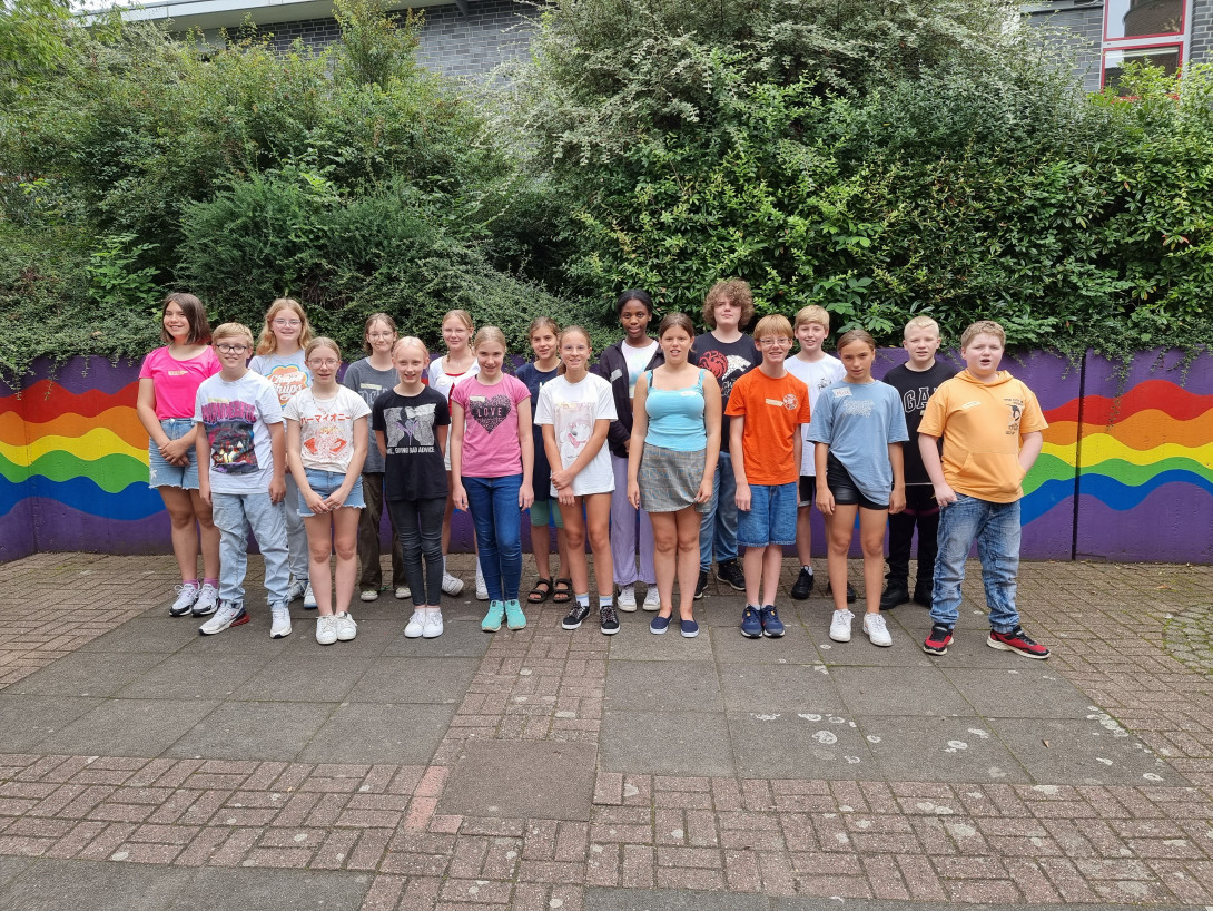 Gruppenfoto der Konfirmanden im Jugendhof vor der Regenbogenwand