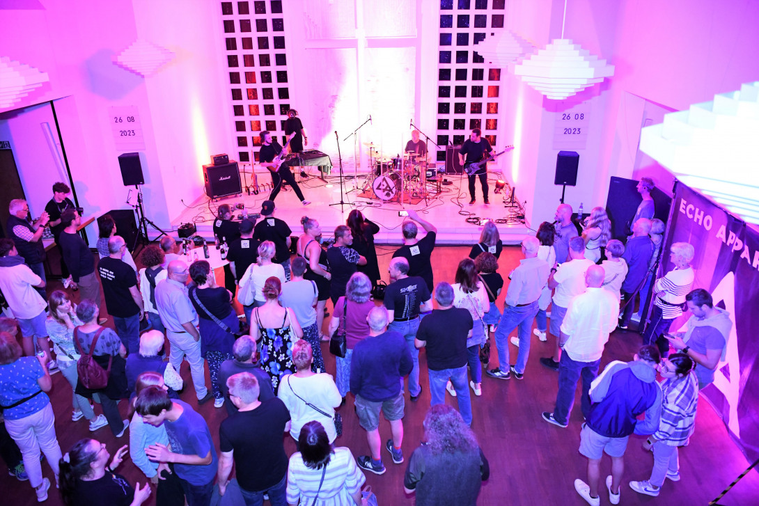 Die 4 Band-Mitglieder der Band "Echo Appartment" im Altarraum in der Kirche in Asberg