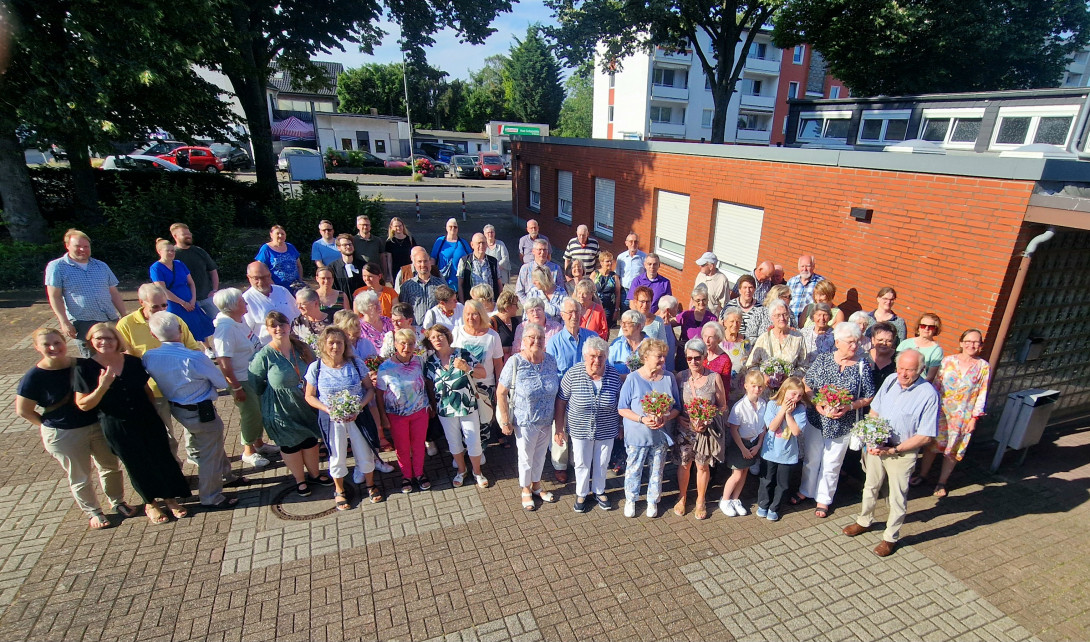 Gruppenfoto der haupt- und ehrenamtlich Mitarbeitenden auf dem Kirchvorplatz
