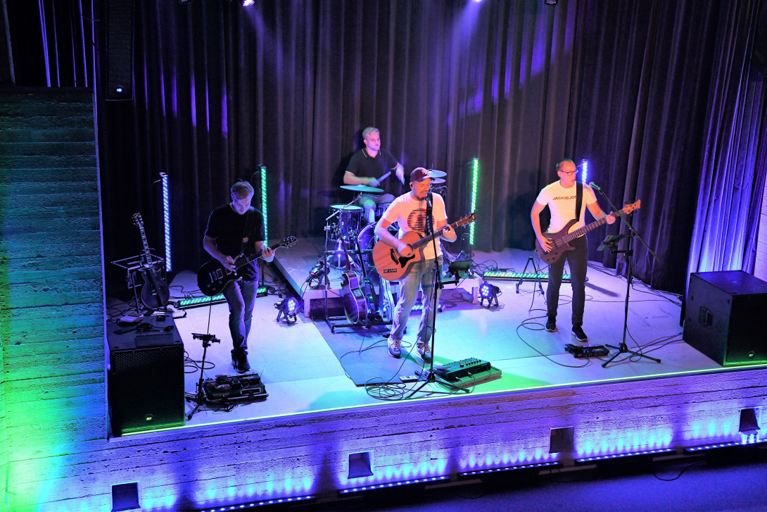 Die 4 Band-Mitglieder der Band "L!GhT UnTaM3D" auf der Empore in Hochstraß