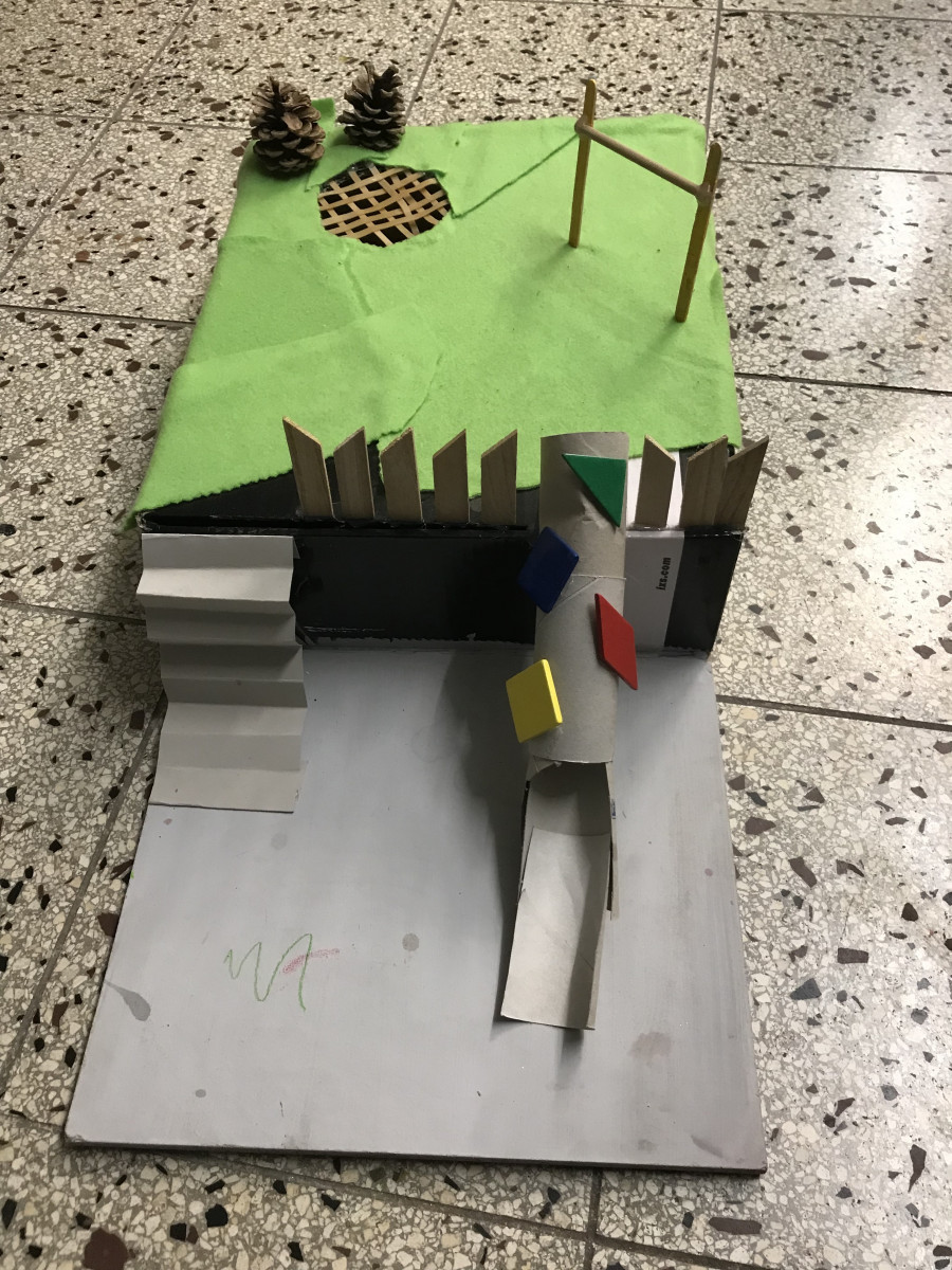 Modell für die Umgestaltung des Jugend-Außenbereichs mit Trampolin, Reckstange und Rutsche.