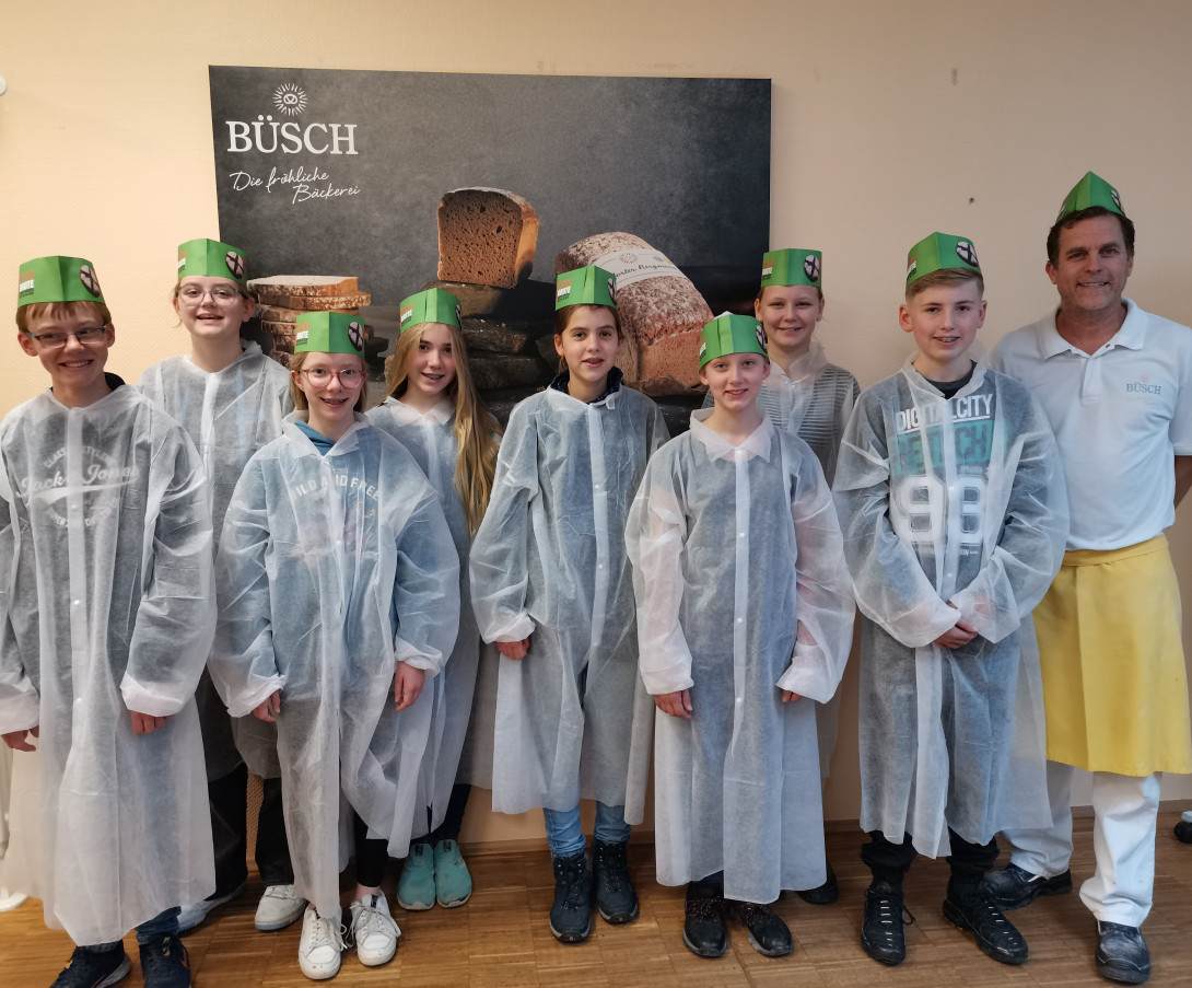Gruppenfoto der Konfis mit Hygienekleidung in der Backstube