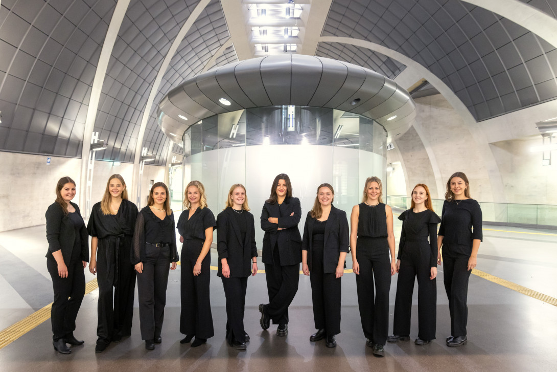 Onzemble Coeln als Gruppenfoto in schwarzer Kleidung