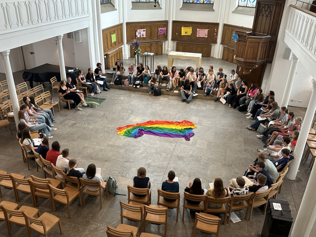 Neue Konfirmanden sitzen im Stuhlkreis in der Stadtkirche