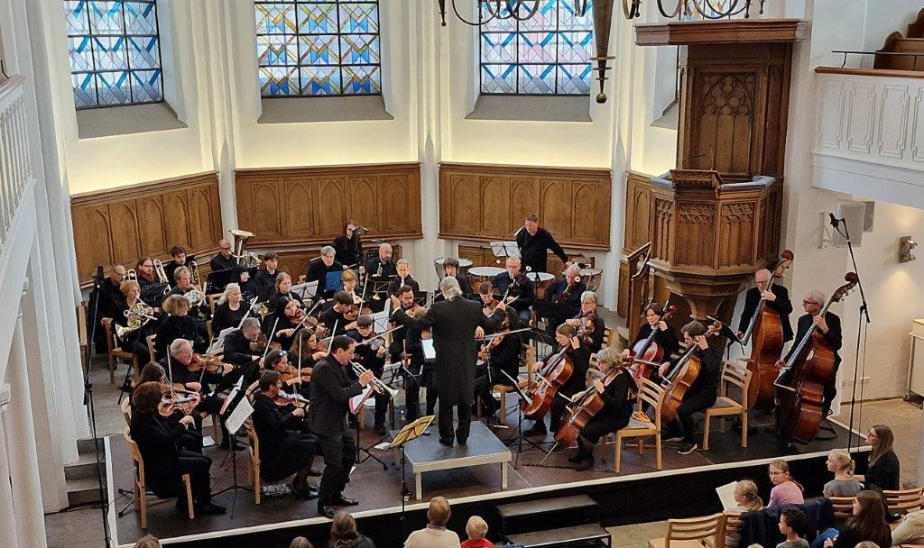 Ein Orchester am Altarraum der Moerser Stadtkirche.