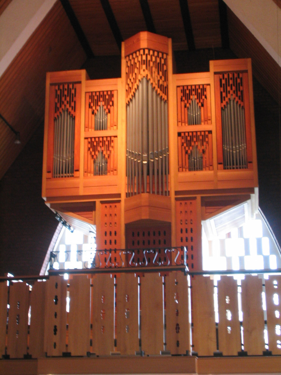 Große Orgel auf der Empore, mit einem Spot angestrahlt.