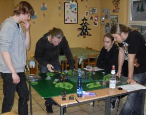 Jugendliche spielen Strategiespiel als Tabletop