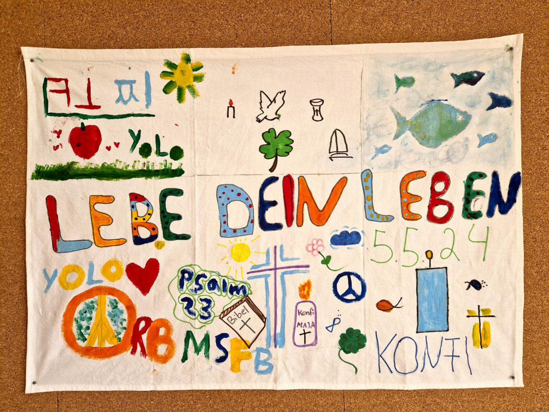 Ein selbst gestalteter Banner mit verschiedenen christlichen Symbolen, Grafiken und dem Text "Lebe dein Leben".