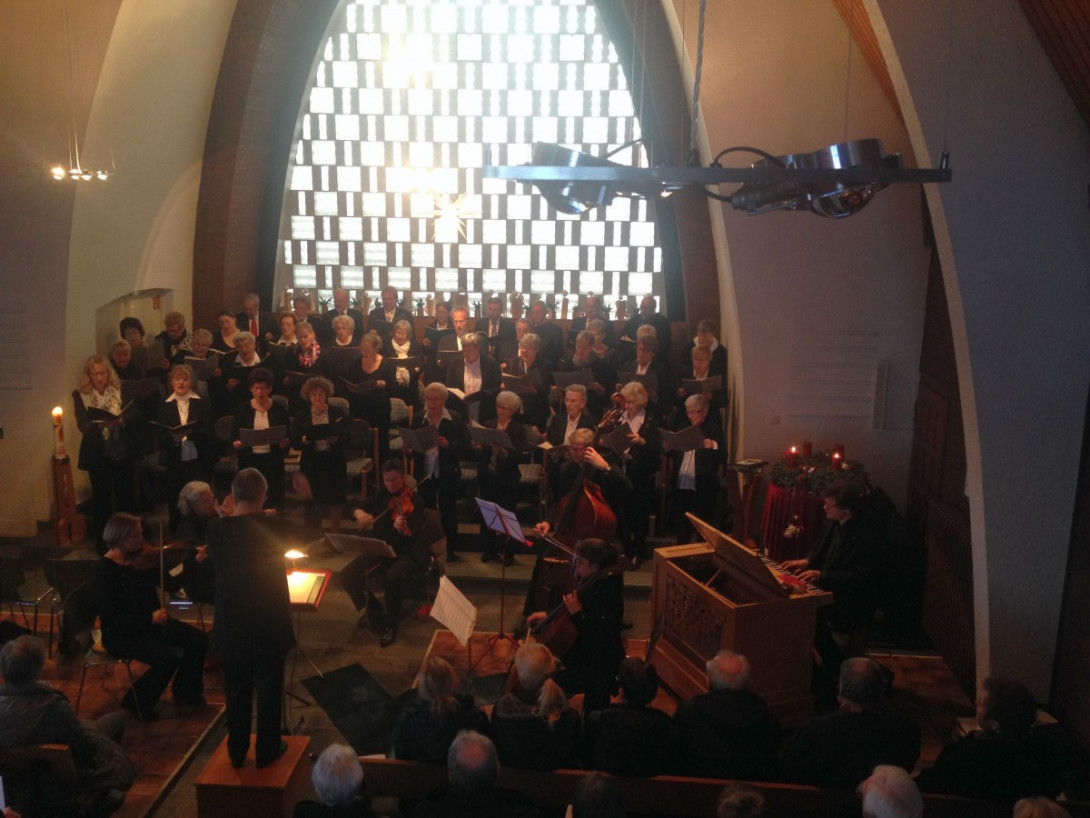 Kirchenchor singend im Altarraum
