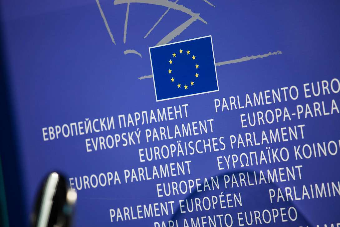 Europäische Flagge, darunter der Text "Europäisches Parlament" in verschiedenen Sprachen
