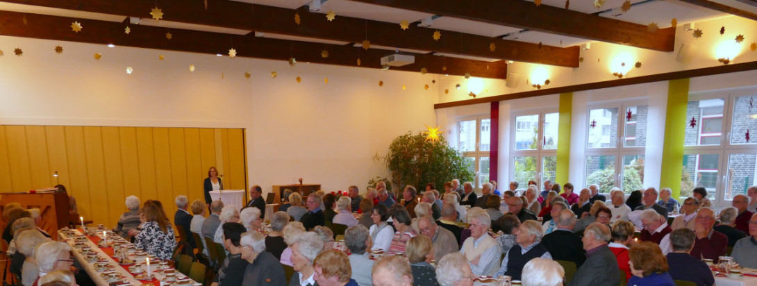 viele Senioren sitzend im Gemeindesaal
